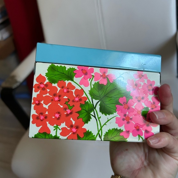 4/$100 vintage 1970 Floral Decorative Box with Blue Lid 🌸 - Picture 5 of 6